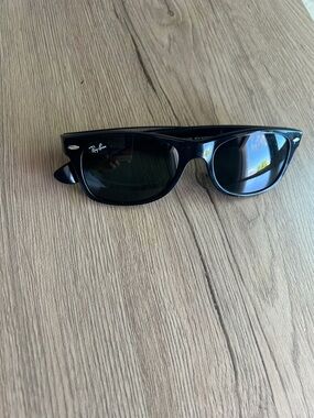 Ray-Ban Black Wayfarer Sunglasses with Dark Green Lenses 
Size is 52-18 (small)